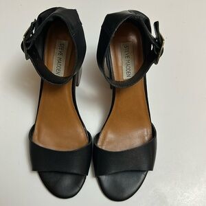 Steve Madden Black Leather Women's Sandals  Size 8.5M with 3.5 inch heels.